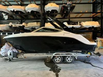 bowrider in opslaghal op trailer