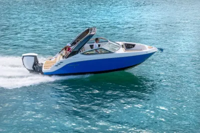 blauwe bowrider op open water