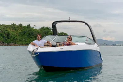 bowrider boot op water met twee personen