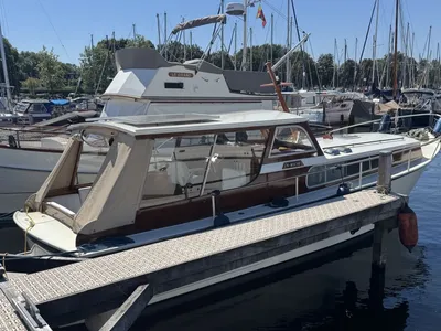 motorjacht aangemeerd in jachthaven