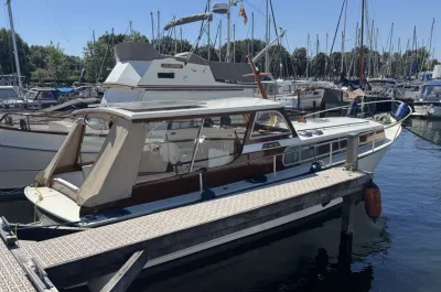 motorjacht aangemeerd in jachthaven