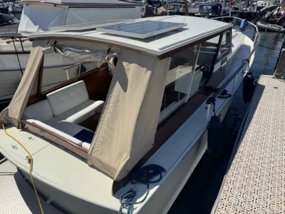 motorjacht afgemeerd in een jachthaven