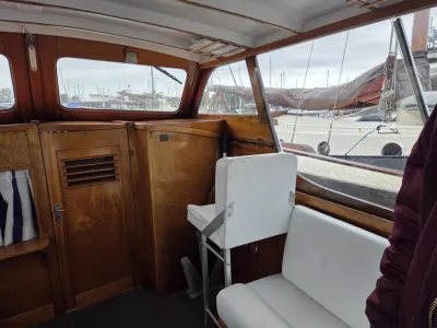 interieur van houten kajuit met zitplaatsen