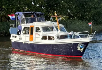 motorkruiser op het water, zijkant zichtbaar