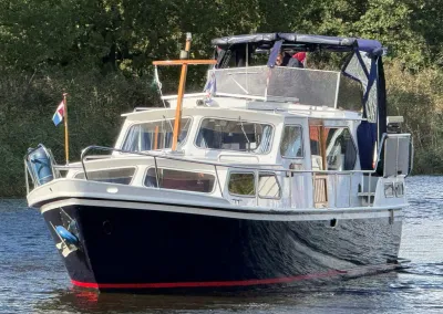 motorkruiser in het water
