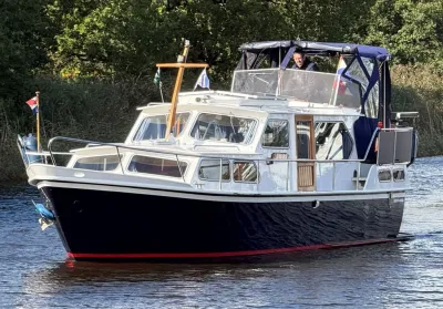 motorkruiser zijaanzicht op het water