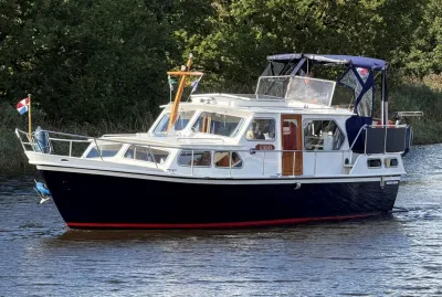 motorkruiser op het water
