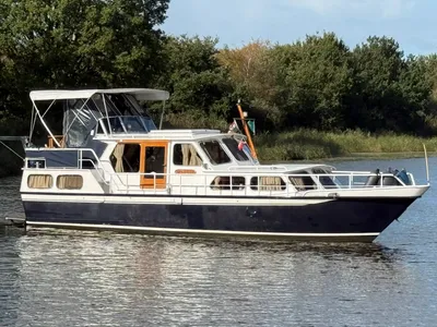 motorkruiser op rustig water