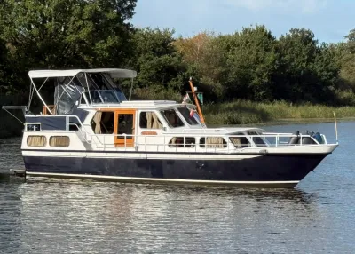 motorkruiser op rustig water