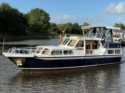 motorkruiser op water bij beboste oever