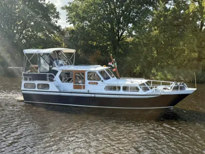 motorkruiser op het water, zijaanzicht