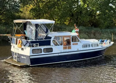 motorkruiser op het water langs oever