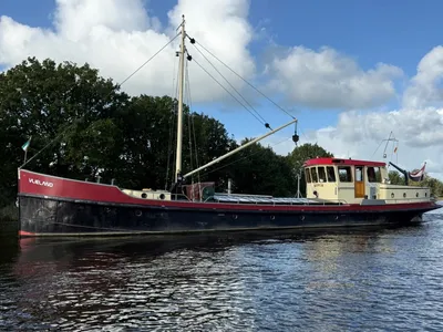 vrachtschip op water met bomen op achtergrond