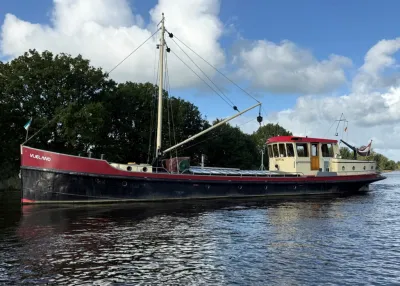 vrachtschip op water met bomen op achtergrond