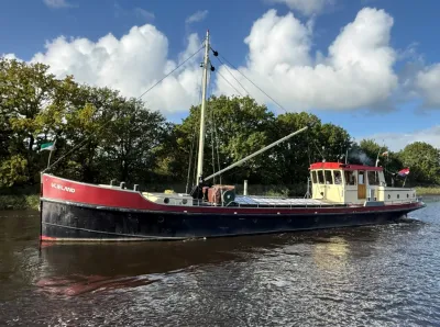 rood-wit motorvrachtschip op het water