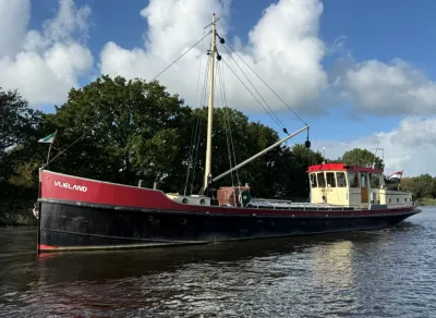 motorvrachtschip op het water