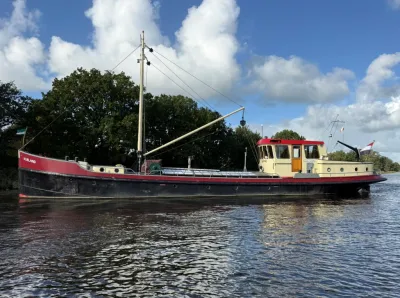 motorvrachtschip op water met kajuit
