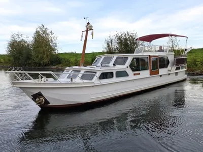 witte motorvlet op water met kajuit