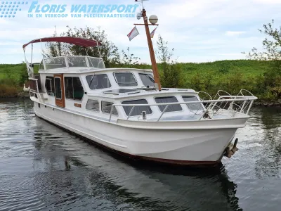 witte motorvlet in water