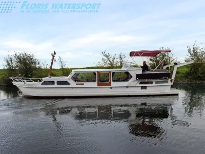witte motorvlet op rustig water