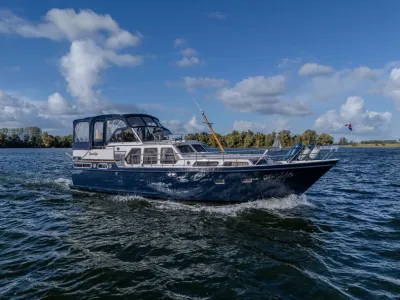 motorjacht op open water