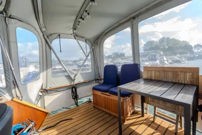 Kuipinterieur met zitplaatsen en tafel