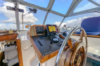 kuip met stuurwiel en navigatiepaneel