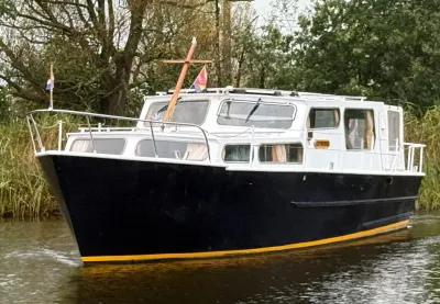 salonkruiser in het water, zijaanzicht