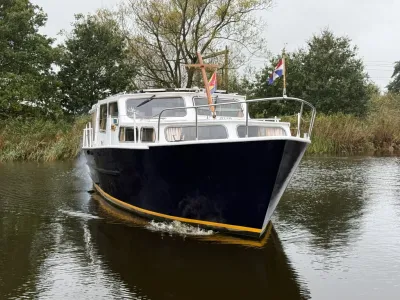 salonkruiser in het water, boeg vooruit