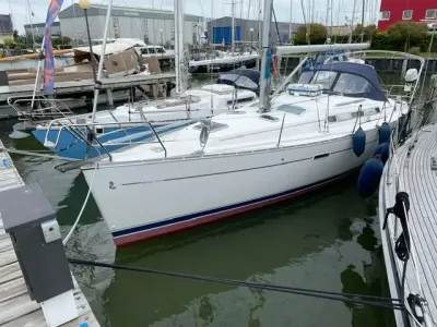 wit zeiljacht afgemeerd in jachthaven