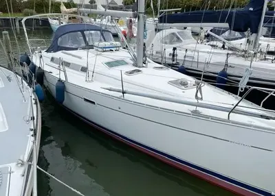 wit zeiljacht afgemeerd in jachthaven