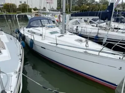 zeiljacht afgemeerd in een jachthaven