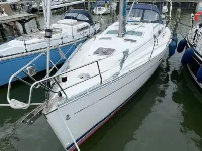 zeiljacht in ligplaats bij steiger