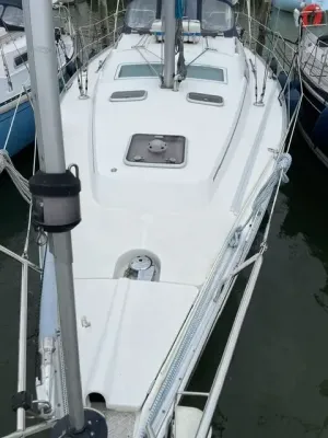 voorkant van zeiljacht in de haven