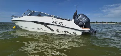 Motorboot op water met buitenboordmotor