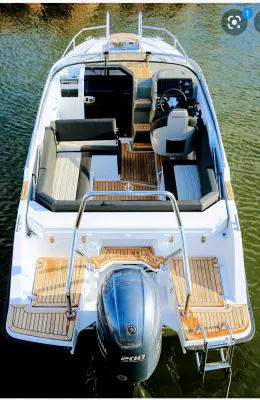 bovenzicht van een motorboot met cockpit