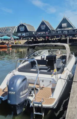 motorboot aangemeerd in jachthaven