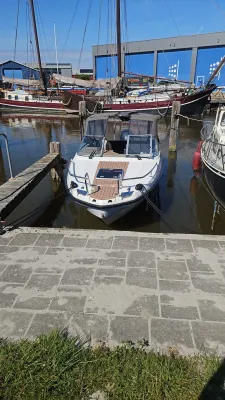 vooraanzicht motorboot in jachthaven
