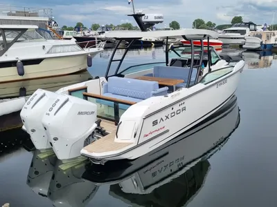 motorboot afgemeerd in jachthaven