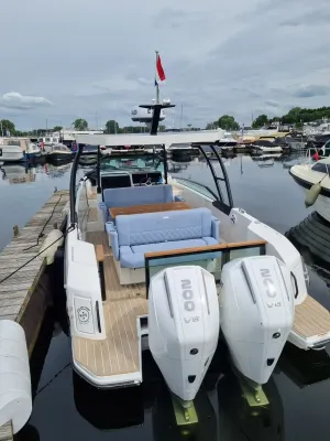 achteraanzicht van motorboot in een jachthaven