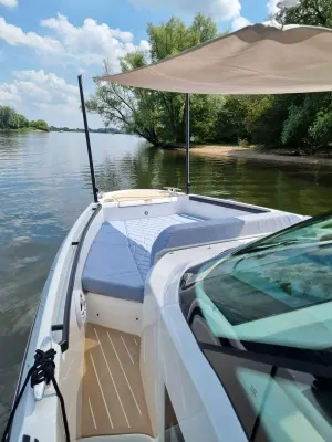 Voorkant van boot met zonnedek en zonzeil