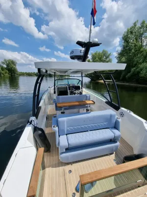 open sportboot met zitbanken en T-top