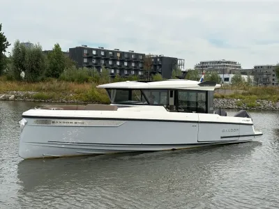 motorjacht op kanaal met gebouwen op achtergrond