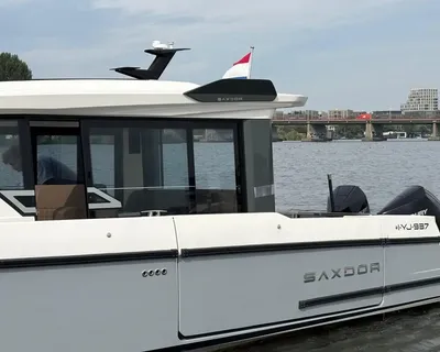 zijaanzicht van jacht aan het water