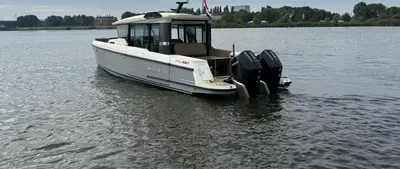 motorboot op het water met buitenboordmotoren