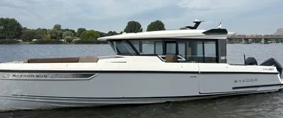zijaanzicht van een jacht op het water