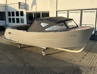 Tender met buiskap op parkeerplaats