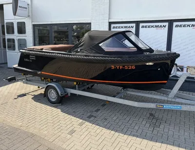 zwarte tender op trailer bij showroom