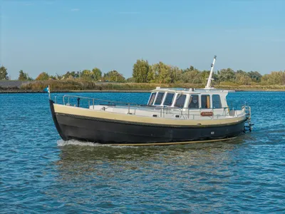 motorboot op het water langs oever