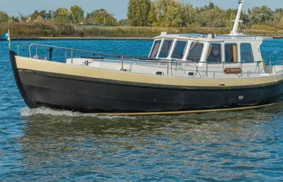 motorboot op het water langs oever